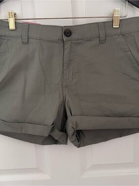 Boston Traders Women's Size 8 Green Rolled Cuff Shorts Stretch Cotton NWT